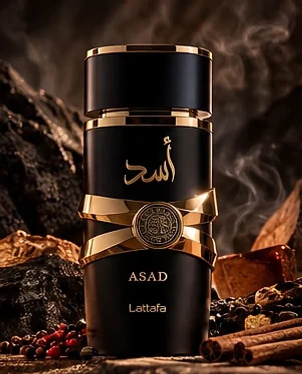 Frasco preto e dourado do Lattafa Asad 100ml sobre pedra escura com especiarias