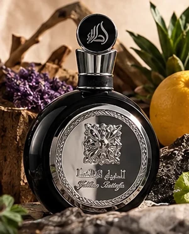 Frasco redondo preto e prata do Lattafa Fakhar Black 100ml com lavanda e frutas