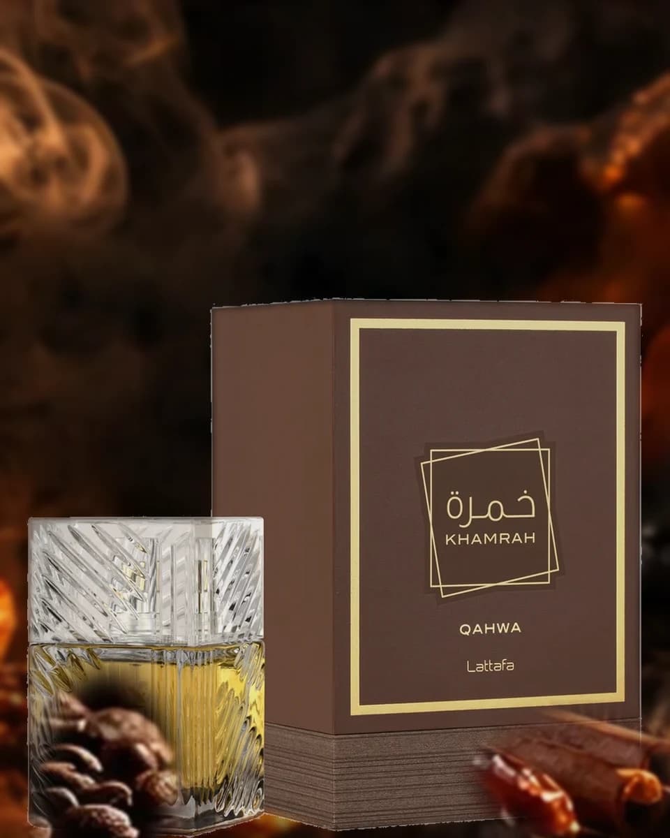 Frasco do Lattafa Khamrah Qahwa 100ml com grãos de café, tâmaras e especiarias, fotografia editorial