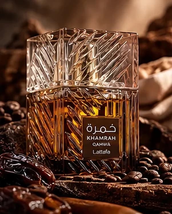 Frasco do Lattafa Khamrah Qahwa 100ml com grãos de café, tâmaras e especiarias