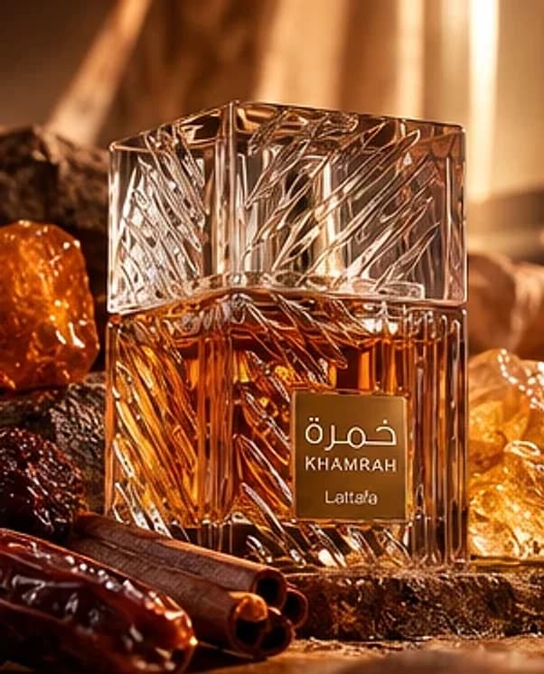 Frasco de vidro lapidado do Lattafa Khamrah 100ml com canela, tâmaras e reflexos âmbar
