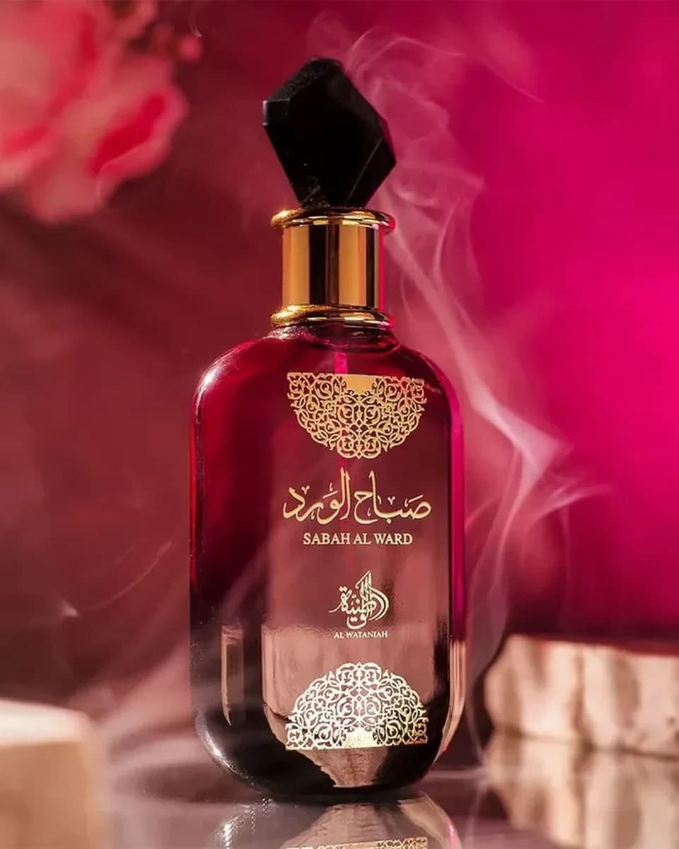 Sabah Al Ward em cenário rosa com fumaça