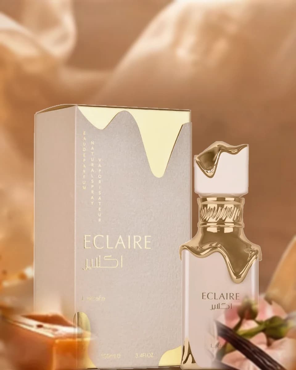 Frasco creme com tampa dourada do Lattafa Eclaire 100ml com caramelo e flores brancas, fotografia editorial