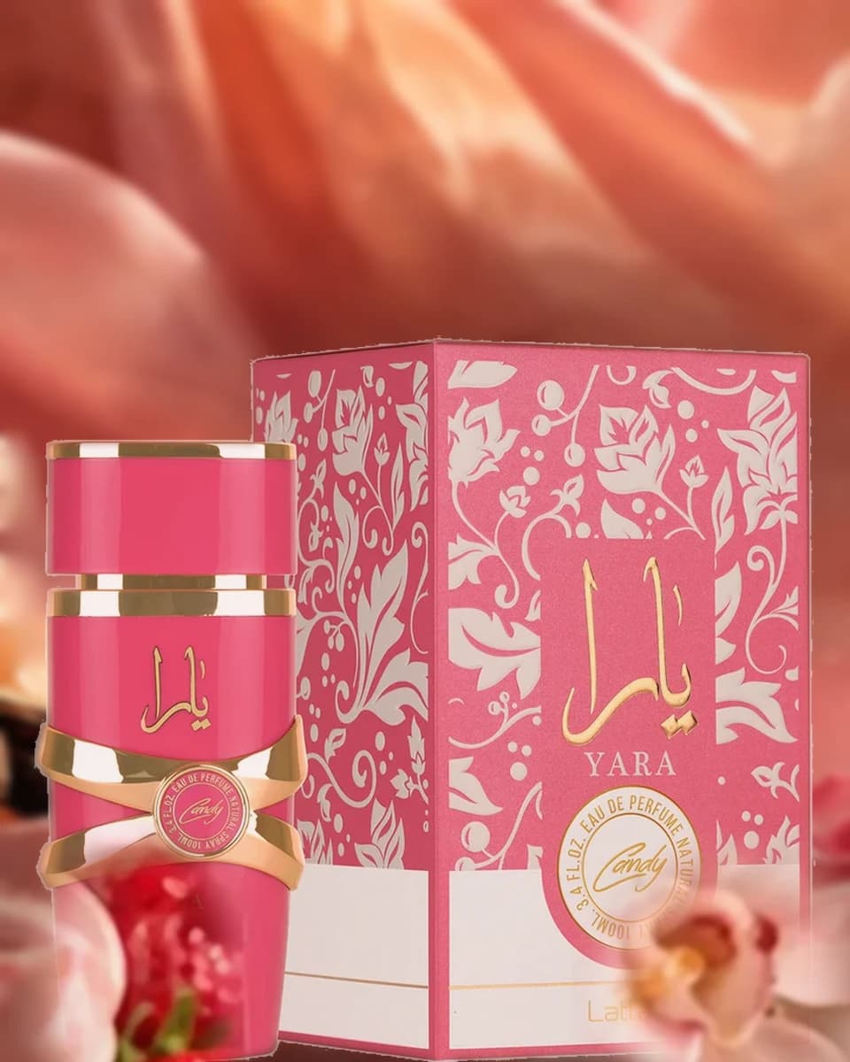 Frasco rosa intenso do Lattafa Yara Candy 100ml com frutas vermelhas, fotografia editorial