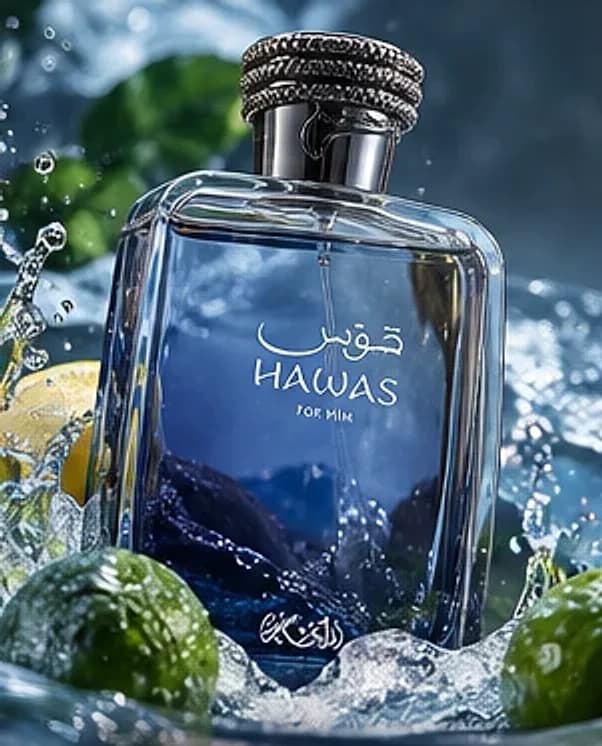 Frasco azul do Rasasi Hawas for Him 100ml com água, gotas e limão